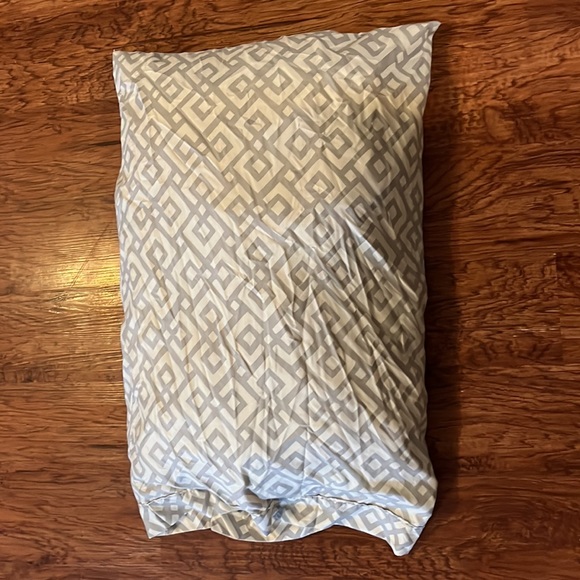 Grey and white pillowcase and sheet - Picture 4 of 4